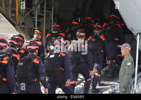 Bangkok, Thailand. 28. April 2015. Thailändische Militär retten Team Mitglieder Board ein Flugzeug auf einem Militärflughafen in Bangkok, Thailand, 28. April 2015. Thailändische Regierung sendet mehr als 60 Mitarbeiter nach Kathmandu, mit den Erdbeben Hilfsmaßnahmen zu unterstützen. Bildnachweis: Rachen Sageamsak/Xinhua/Alamy Live-Nachrichten Stockfoto