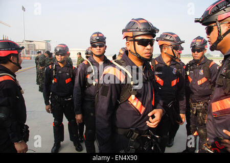 Bangkok, Thailand. 28. April 2015. Thai military Rescue Vorbereitung Teams an Bord eines Flugzeugs an einem militärischen Flughafen in Bangkok, Thailand, 28. April 2015. Thailändische Regierung sendet mehr als 60 Mitarbeiter nach Kathmandu, mit den Erdbeben Hilfsmaßnahmen zu unterstützen. Bildnachweis: Rachen Sageamsak/Xinhua/Alamy Live-Nachrichten Stockfoto