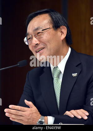 Tokio, Japan. 28. April 2015. Kazuhiro Tsuga, Präsident der japanischen Panasonic Corporation, präsentiert seine Einnahmen während einer Pressekonferenz am Hauptsitz in Tokio auf Dienstag, 28. April 2015. Für das laufende Geschäftsjahr bis März 2016 erwartet der japanischen Elektronikkonzern seine Konzernergebnis nach Steuern zum Rand um 0,3 Prozent auf 180 Milliarden Yen. Bildnachweis: Natsuki Sakai/AFLO/Alamy Live-Nachrichten Stockfoto