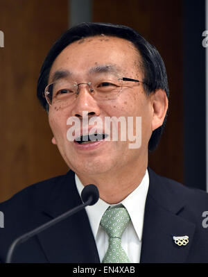 Tokio, Japan. 28. April 2015. Kazuhiro Tsuga, Präsident der japanischen Panasonic Corporation, präsentiert seine Einnahmen während einer Pressekonferenz am Hauptsitz in Tokio auf Dienstag, 28. April 2015. Für das laufende Geschäftsjahr bis März 2016 erwartet der japanischen Elektronikkonzern seine Konzernergebnis nach Steuern zum Rand um 0,3 Prozent auf 180 Milliarden Yen. Bildnachweis: Natsuki Sakai/AFLO/Alamy Live-Nachrichten Stockfoto