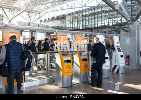 automatischer Check-in Schalter Lufthansa am Flughafen Hamburg Stockfoto