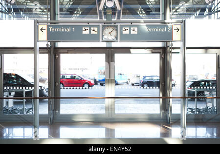 Eingang mit Zeichen zu den Terminals des Flughafens Hamburg Stockfoto