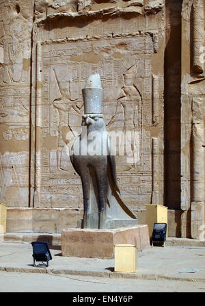 Horus-Statue im Tempel des Horus in Edfu, Ägypten. Fotografie von Qin Xie. Stockfoto