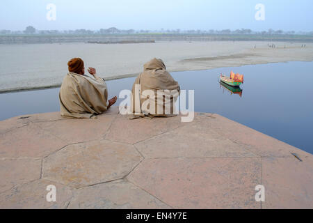 Männer sitzen auf den Ghats über Fluss Yamuna in Vrindavan. Stockfoto