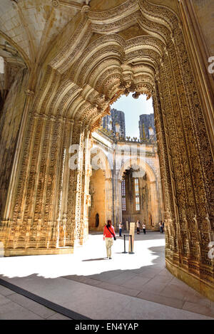 Portugal, Batalha: Touristen, die die unvollendeten Kapellen Kloster Santa Maria da Vitoria Stockfoto