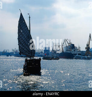 Ein Hafen in Shanghai, China, 1980er Jahre. Ein Hafen in Shanghai, China, der 1980er Jahre. Stockfoto