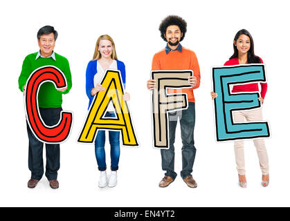 Unterschiedlichste Menschen Holding Text Cafe Stockfoto