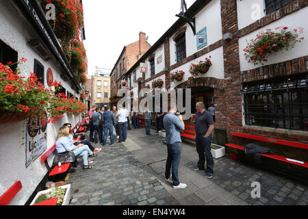 Der Duke of York Pub in Belfast Cathedral Quarter Stockfoto