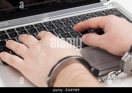 Mann in Armbänder auf laptop Stockfoto