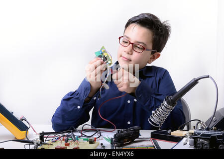 Junger Student führt Experimente in der Elektronik und Träume für die Zukunft. Stockfoto