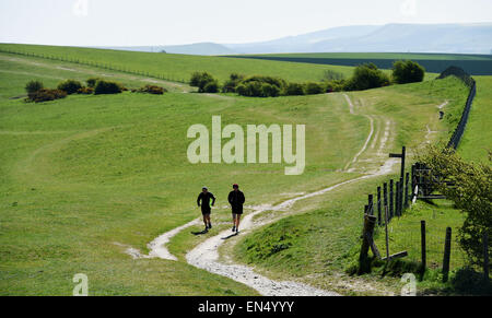 Brighton UK - Läufer genießen das sonnige Frühlingswetter auf dem South Downs Way im Ditchling Beacon nördlich von Brighton heute Morgen. Credit: Simon Dack/Alamy Live News Stockfoto