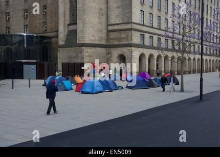 Manchester, UK. 28h April 2015. Der Protest von einer Gruppe von Obdachlosen ist jetzt in seiner vierzehnten Tag. Die Gruppe wurde die Probleme von Obdachlosen in Manchester hervorgehoben. Der Rat erhalten eine gerichtliche Anordnung, die Demonstranten von Albert Square letzte Woche zu entfernen, aber sie sind umgezogen in der Nähe St Peter es Square. Obdachlose Protest Manchester UK Credit: John Fryer/Alamy Live-Nachrichten Stockfoto