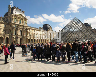 Paris, Frankreich. 5. April 2015. Touristen und Besucher Schlange vor der Glaspyramide der Haupteingangsbereich im Louvre in Paris, Frankreich, 5. April 2015. Foto: Jens Kalaene/Dpa - NO-Draht-SERVICE-/ Dpa/Alamy Live News Stockfoto