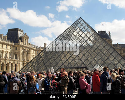 Paris, Frankreich. 5. April 2015. Touristen und Besucher Schlange vor der Glaspyramide der Haupteingangsbereich im Louvre in Paris, Frankreich, 5. April 2015. Foto: Jens Kalaene/Dpa - NO-Draht-SERVICE-/ Dpa/Alamy Live News Stockfoto