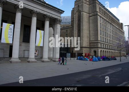 Manchester, UK. 28h April 2015. Der Protest von einer Gruppe von Obdachlosen ist jetzt in seiner vierzehnten Tag. Die Gruppe wurde die Probleme von Obdachlosen in Manchester hervorgehoben. Der Rat erhalten eine gerichtliche Anordnung, die Demonstranten von Albert Square letzte Woche zu entfernen, aber sie sind umgezogen in der Nähe St Peter es Square. Obdachlose Protest Manchester UK Credit: John Fryer/Alamy Live-Nachrichten Stockfoto