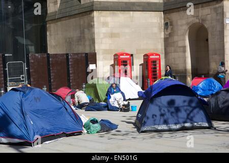 Manchester, UK. 28h April 2015. Der Protest von einer Gruppe von Obdachlosen ist jetzt in seiner vierzehnten Tag. Die Gruppe wurde die Probleme von Obdachlosen in Manchester hervorgehoben. Der Rat erhalten eine gerichtliche Anordnung, die Demonstranten von Albert Square letzte Woche zu entfernen, aber sie sind umgezogen in der Nähe St Peter es Square. Obdachlose Protest Manchester UK Credit: John Fryer/Alamy Live-Nachrichten Stockfoto