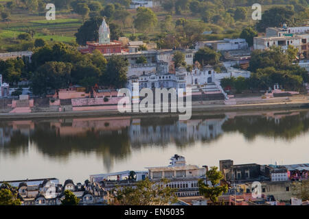 Blick auf die Ghats (Schritte) auf den Heiligen Pushkar-See. Stockfoto