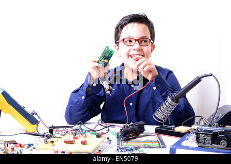 Junger Student führt Experimente in der Elektronik und Träume für die Zukunft. Stockfoto