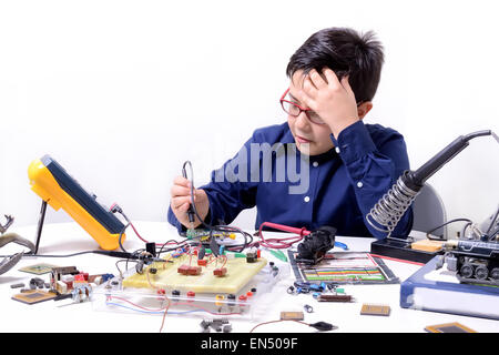 Junger Student führt Experimente in der Elektronik und Träume für die Zukunft. Stockfoto