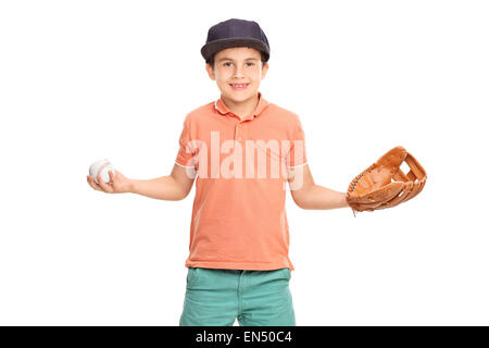 Kleiner Junge in einem orangefarbenen t-Shirt und blaue Kappe trägt ein Baseballhandschuh und hält einen Baseball isoliert auf weißem Hintergrund Stockfoto