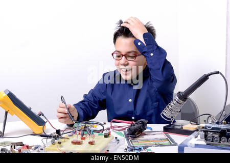 Junger Student führt Experimente in der Elektronik und Träume für die Zukunft. Stockfoto