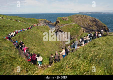 Carrick-a-Rede Rope Bridge ist eine berühmte Hängebrücke in der Nähe von Ballintoy in County Antrim, Nordirland. Stockfoto