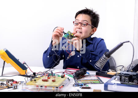 Junger Student führt Experimente in der Elektronik und Träume für die Zukunft. Stockfoto