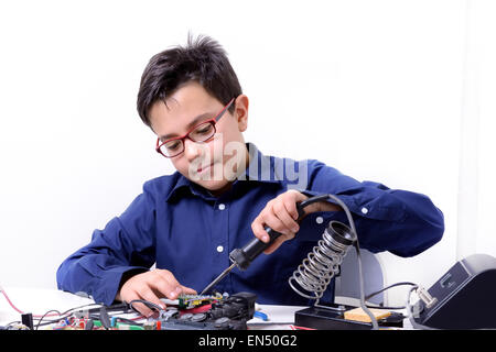 Junger Student führt Experimente in der Elektronik und Träume für die Zukunft. Stockfoto