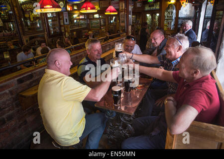 Der Duke of York Pub in Belfast Cathedral Quarter Stockfoto