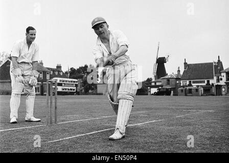 Schlagmann des lokalen Cricket-Teams bei Meopham, eines der ältesten Teams in Kent gesehen hier in Aktion um Juni 1950 Stockfoto