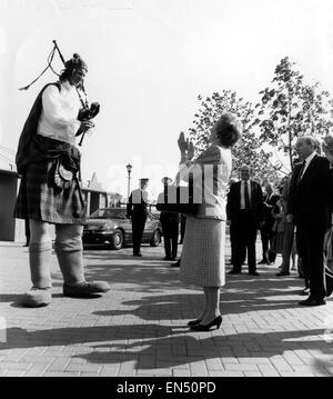 Premierministerin Margaret Thatcher trifft Mike Rowan 32 von East Kilbride Alias "Big Rory" bei einem Besuch in Schottland 15. Mai 1988. Stockfoto