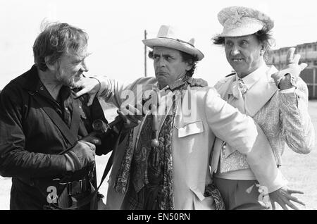 Links nach rechts Schauspieler Don Henderson als Gavrok, Sylvester McCoy als Doctor Who und Ken Dodd als Tollmaster gesehen hier Dreharbeiten an der majestätischen Ferienlager auf Barry Island, South Glamorgan, Wales für die Dr, die TV-Serie "Delta und der Bannerträger" 29. Juni 1987 Stockfoto