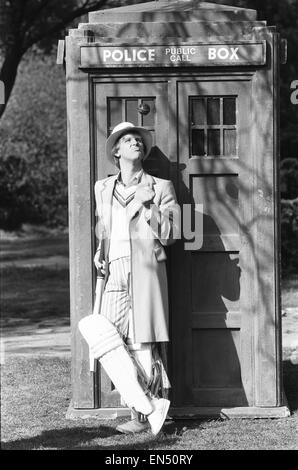 Schauspieler Peter Davison gesehen hier während seiner ersten Pressekonferenz als der 5. Doctor Who in Hammersmith Park an der Rückseite des BBC Television Centre in Westlondon. Der neue Arzt ist ein völlig anderes Bild von seinen Vorgängern. Der neue Look Stockfoto