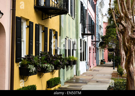 Bunte Pastell Gebäudefassaden auf Rainbow Row entlang East Bay Street im historischen Charleston, SC. Stockfoto