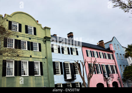 Bunte Pastell Gebäudefassaden auf Rainbow Row entlang East Bay Street im historischen Charleston, SC. Stockfoto