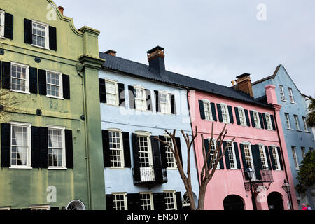 Bunte Pastell Gebäudefassaden auf Rainbow Row entlang East Bay Street im historischen Charleston, SC. Stockfoto