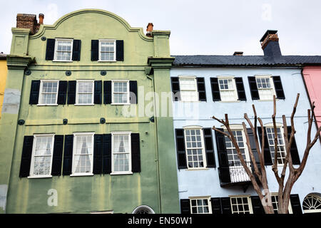 Bunte Pastell Gebäudefassaden auf Rainbow Row entlang East Bay Street im historischen Charleston, SC. Stockfoto
