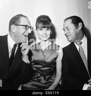 Schauspielerin Audrey Hepburn im Bild mit Stan Holloway (links) und Rex Harrison bei einem Presseempfang im Savoy Hotel in London, hielt für einige der Stars des Films "My Fair Lady". 19. Januar 1965. Stockfoto