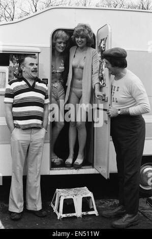 Szene während der Dreharbeiten zu "Tragen auf hinter" zeigt von links nach rechts: Windsor Davies, Sherrie Hewson, Carol Hawkins und Jack Douglas. 4. April 1975. Stockfoto