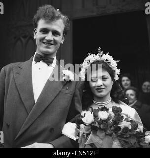 Kawahkib, eine arabische Sklavin die von junger britischer Seemann Tommy Flynn, im Bild mit ihrem Ehemann Tommy am Tag ihrer Hochzeit in England aus dem Irak geschmuggelt wurde. 2. November 1953. Stockfoto