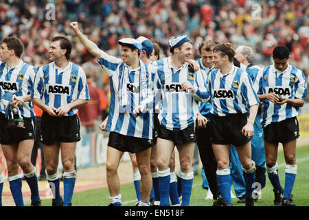 Rumbelows Cup-Cup-Finale im Wembley-Stadion. Sheffield Mittwoch 1 V Manchester United 0. Sheffield Wednesday-Team begrüßen ihre Fans auf eine Ehrenrunde mit dem Pokal während der Feierlichkeiten am Ende des Spiels. 21. April 1991. Stockfoto