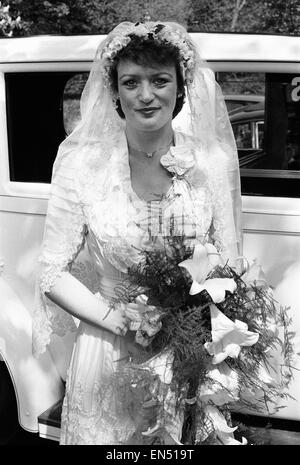 Schauspielerin Sherrie Hewson abgebildet während ihrer Hochzeit mit British Aerospace Ingenieur Ken Boyd in der St. Andrews Church in gemeinsamen Schinken, Surrey. Sie trug ein reines Seidenkleid von 1910 und verwendet einen Jahrgang 1929 weißen Rolls-Royce. 15. Mai 1982. Stockfoto