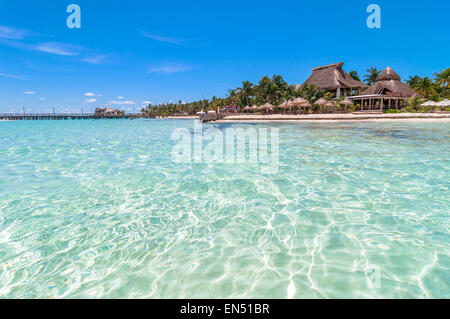 Isla Mujeres, Mexiko - 23. April 2014: Tagesansicht tropischen Meer und die Küste am berühmten Strand von Playa del Norte in Isla Mujeres. Stockfoto