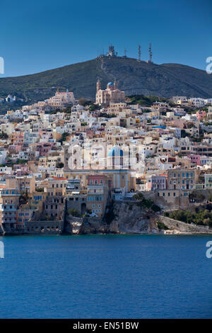 Hafen-Stadt von Ermoupolis auf Syros auf den griechischen Inseln. Stockfoto