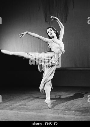 21-jährige Balletttänzerin Georgina Parkinson auf der Bühne am Royal Opera House in Covent Garden während der Proben für das Ballett "La Belle Dame Sans Merci". 1. September 1959. Stockfoto