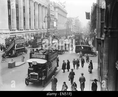 Busse, angetrieben durch freiwillige hier in Oxford Street in London am 9. Tag der Generalstreik gesehen. Der nationalen Streit entstand, nachdem Verhandlungen zwischen den Bergleuten und meine Besitzer nicht über Löhne und der Streik am 3. Mai 1926 begann. Der Streik war c Stockfoto