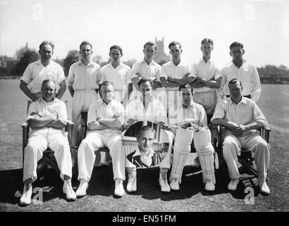 Glamorganshire County Cricket Club Pose für ein Gruppenfoto als Grafschaft Crickey Championshop geht nach Wales zum ersten Mal in 75 Jahren. Sie sind hintere Reihe von links nach rechts: P. Clift, J. Eaglestone, W.G. Parkhouse, N. Hever, W. E. Jones, G. Lavais. Fro Stockfoto