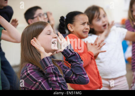 Gruppe von Kindern, die Drama-Klasse gemeinsam genießen Stockfoto