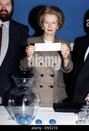 Premierministerin Margaret Thatcher macht Scottish FA Cup Halbfinale Schlussverlosung im Ibrox in Schottland 10. März 1990. Zeichnung Dundee United oder Hibernian Stockfoto