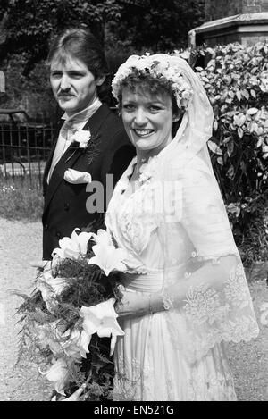 Schauspielerin Sherrie Hewson abgebildet während ihrer Hochzeit mit British Aerospace Ingenieur Ken Boyd in der St. Andrews Church in gemeinsamen Schinken, Surrey. Sie trug ein reines Seidenkleid von 1910 und verwendet einen Jahrgang 1929 weißen Rolls-Royce. 15. Mai 1982. Stockfoto